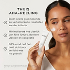 Een persoon houdt een tube Medik8 Sleep Glycolic vast tegen een neutrale achtergrond, met een veeg witte crème op de wang. De tekst beschrijft de voordelen: een AHA-peeling voor thuis die zorgt voor snelle verzachting en verheldering zonder irritatie, en fijne lijntjes, pigmentvlekken en verstoppingen vermindert. 94% merkte een zichtbaar stralende huid op.
