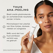 Een persoon houdt een tube Medik8 Sleep Glycolic vast tegen een neutrale achtergrond, met een veeg witte crème op de wang. De tekst beschrijft de voordelen: een AHA-peeling voor thuis die zorgt voor snelle verzachting en verheldering zonder irritatie, en fijne lijntjes, pigmentvlekken en verstoppingen vermindert. 94% merkte een zichtbaar stralende huid op.