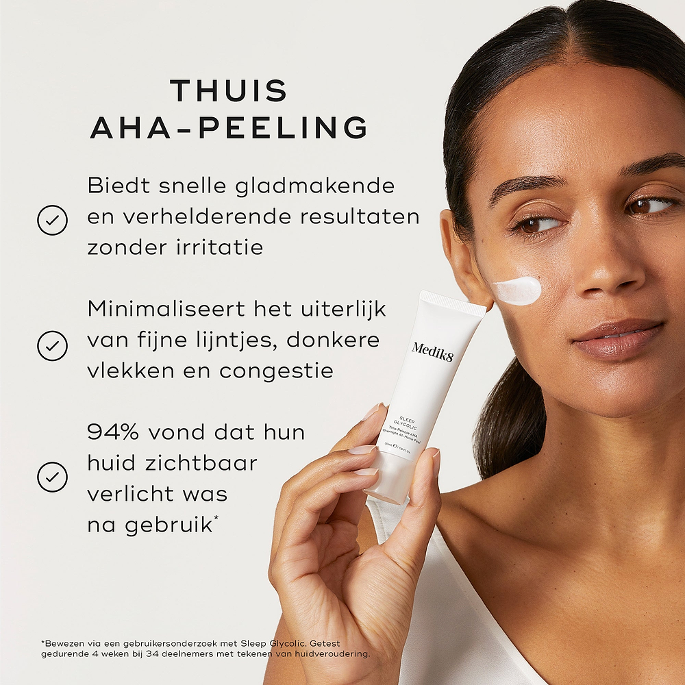 Een persoon houdt een tube Medik8 Sleep Glycolic vast tegen een neutrale achtergrond, met een veeg witte crème op de wang. De tekst beschrijft de voordelen: een AHA-peeling voor thuis die zorgt voor snelle verzachting en verheldering zonder irritatie, en fijne lijntjes, pigmentvlekken en verstoppingen vermindert. 94% merkte een zichtbaar stralende huid op.