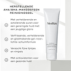Een tube Medik8 Surface Radiance Cleanse op een heldere achtergrond met vinkjes als grafische details. De tekst benadrukt de voordelen van het product: verhelderende en exfoliërende zuren voor een jeugdige uitstraling, een verfrissende en gladstrijkende formule die transformeert van gel naar licht schuim, het verzachten van fijne lijntjes en rimpels, en de toevoeging van antioxidanten voor een gezond uitziende huid.