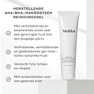 Een tube Medik8 Surface Radiance Cleanse op een heldere achtergrond met vinkjes als grafische details. De tekst benadrukt de voordelen van het product: verhelderende en exfoliërende zuren voor een jeugdige uitstraling, een verfrissende en gladstrijkende formule die transformeert van gel naar licht schuim, het verzachten van fijne lijntjes en rimpels, en de toevoeging van antioxidanten voor een gezond uitziende huid.