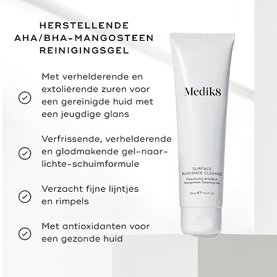 Een tube Medik8 Surface Radiance Cleanse op een heldere achtergrond met vinkjes als grafische details. De tekst benadrukt de voordelen van het product: verhelderende en exfoliërende zuren voor een jeugdige uitstraling, een verfrissende en gladstrijkende formule die transformeert van gel naar licht schuim, het verzachten van fijne lijntjes en rimpels, en de toevoeging van antioxidanten voor een gezond uitziende huid.