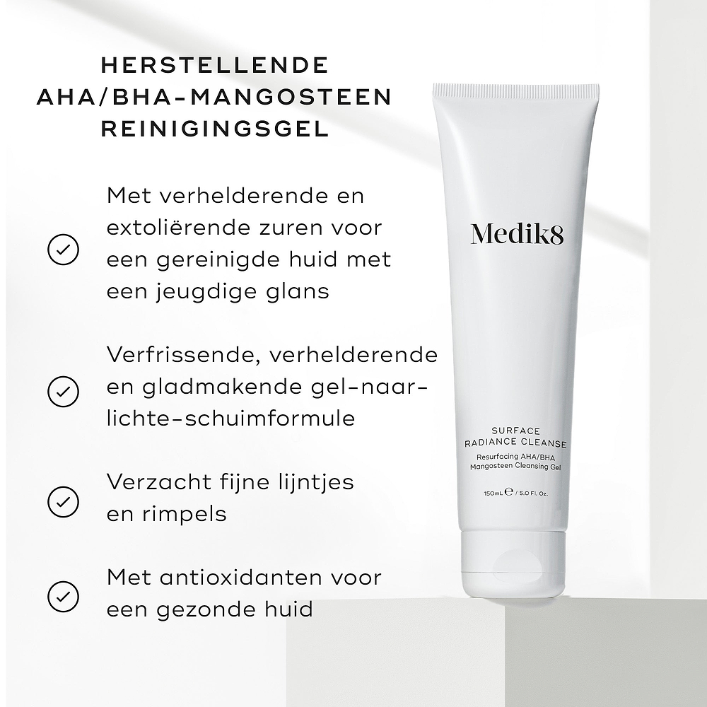 Een tube Medik8 Surface Radiance Cleanse op een heldere achtergrond met vinkjes als grafische details. De tekst benadrukt de voordelen van het product: verhelderende en exfoliërende zuren voor een jeugdige uitstraling, een verfrissende en gladstrijkende formule die transformeert van gel naar licht schuim, het verzachten van fijne lijntjes en rimpels, en de toevoeging van antioxidanten voor een gezond uitziende huid.