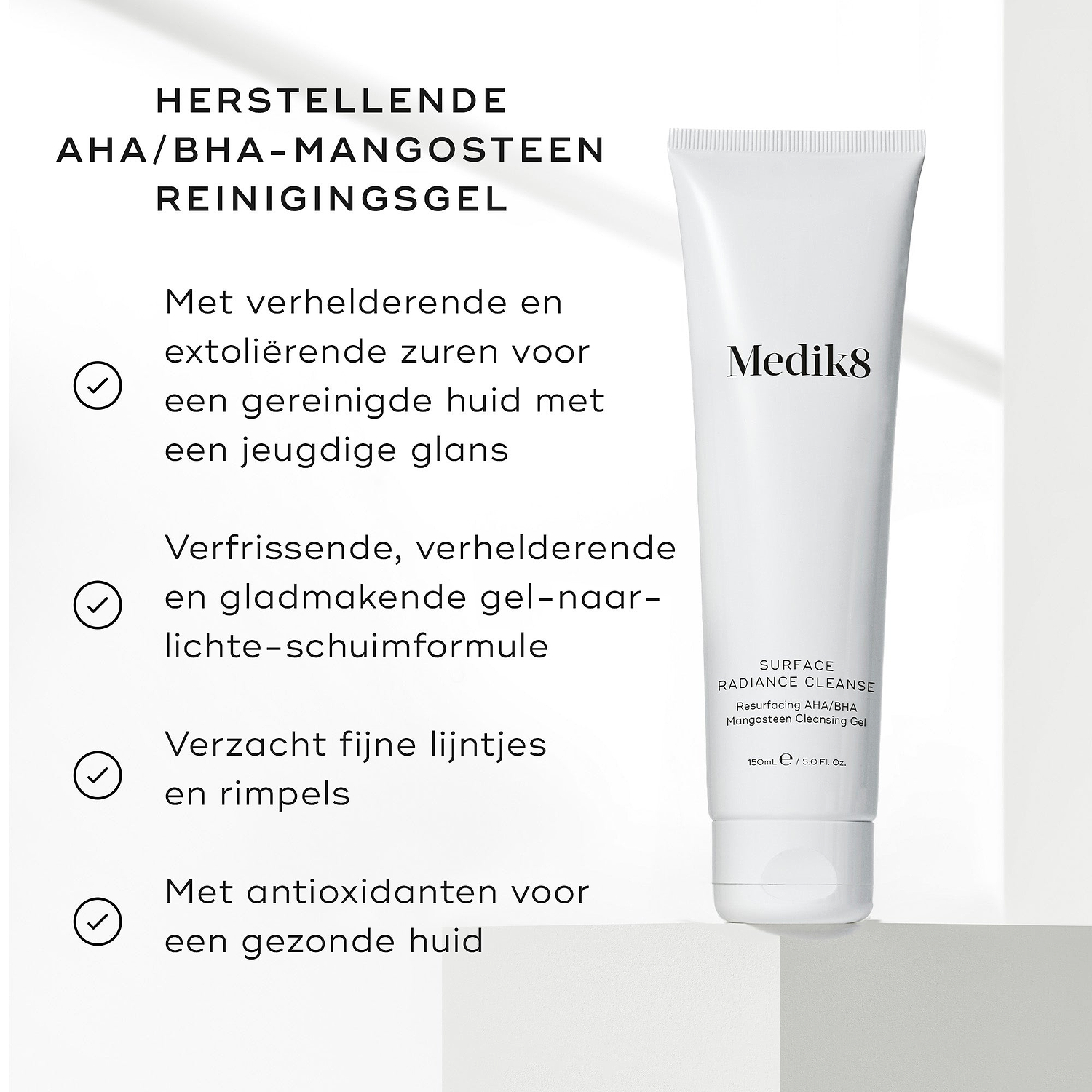 Een tube Medik8 Surface Radiance Cleanse op een heldere achtergrond met vinkjes als grafische details. De tekst benadrukt de voordelen van het product: verhelderende en exfoliërende zuren voor een jeugdige uitstraling, een verfrissende en gladstrijkende formule die transformeert van gel naar licht schuim, het verzachten van fijne lijntjes en rimpels, en de toevoeging van antioxidanten voor een gezond uitziende huid.
