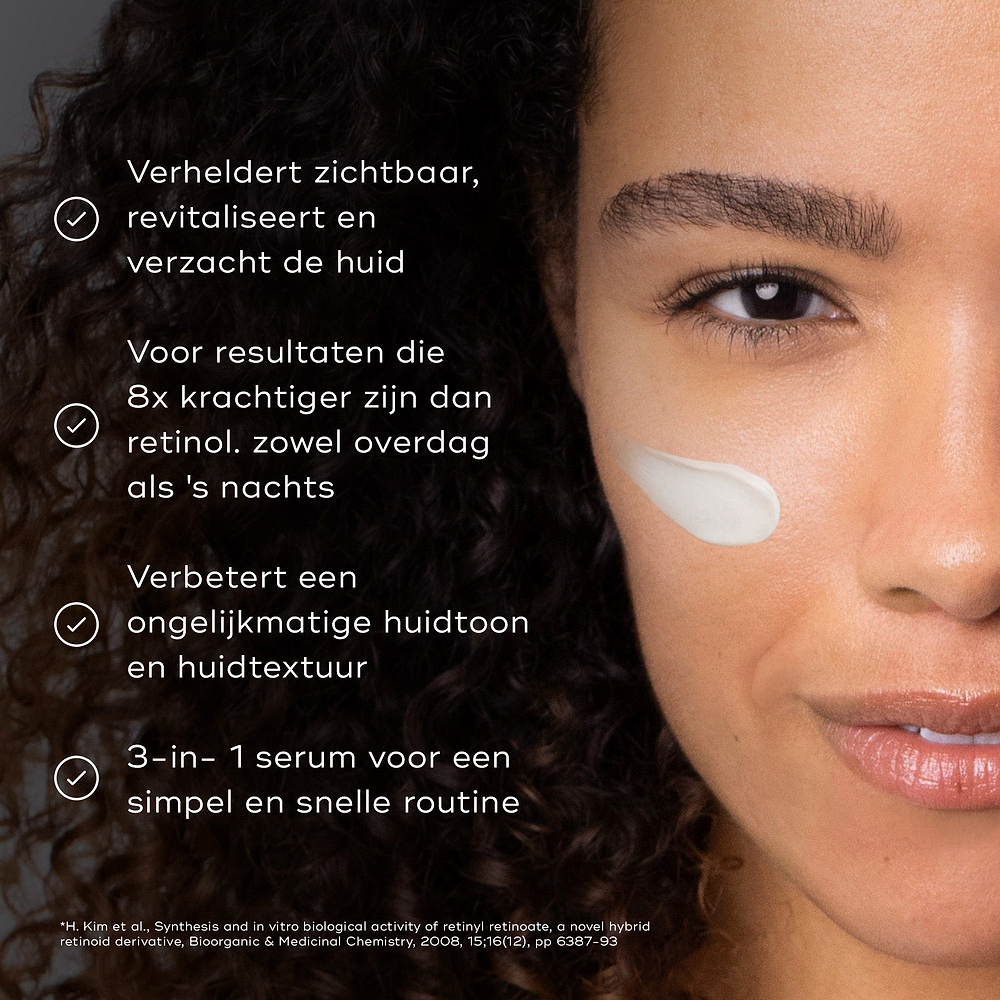 Het gezicht van een vrouw met een kleine hoeveelheid witte crème op haar wang. Vier opsommingstekens met vinkjes vermelden de voordelen: verheldert, revitaliseert en verzacht de huid zichtbaar; voor resultaten die 8x krachtiger zijn dan retinol* – zowel voor dag als nacht; verbetert een ongelijkmatige huidteint en textuur; en een 3-in-1 serum voor een vereenvoudigd regime.