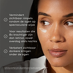 Het gezicht van een vrouw waarbij een kleine hoeveelheid oogserum onder één oog is aangebracht. Twee opsommingstekens met vinkjes vermelden de voordelen: vervaagt zichtbare rimpels rond de ogen drastisch en biedt resultaten die 8x krachtiger zijn dan retinol*.