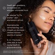 Een persoon met een veeg crème op de wang houdt een flacon Medik8 r-Retinoate Intense vast. De claims vermelden dat het product 8x krachtiger en 11x sneller is dan klassieke retinol, met een drastische vermindering van rimpels en donkere vlekken binnen 4 weken.