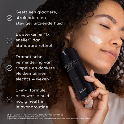 Een persoon met een veeg crème op de wang houdt een flacon Medik8 r-Retinoate Intense vast. De claims vermelden dat het product 8x krachtiger en 11x sneller is dan klassieke retinol, met een drastische vermindering van rimpels en donkere vlekken binnen 4 weken.