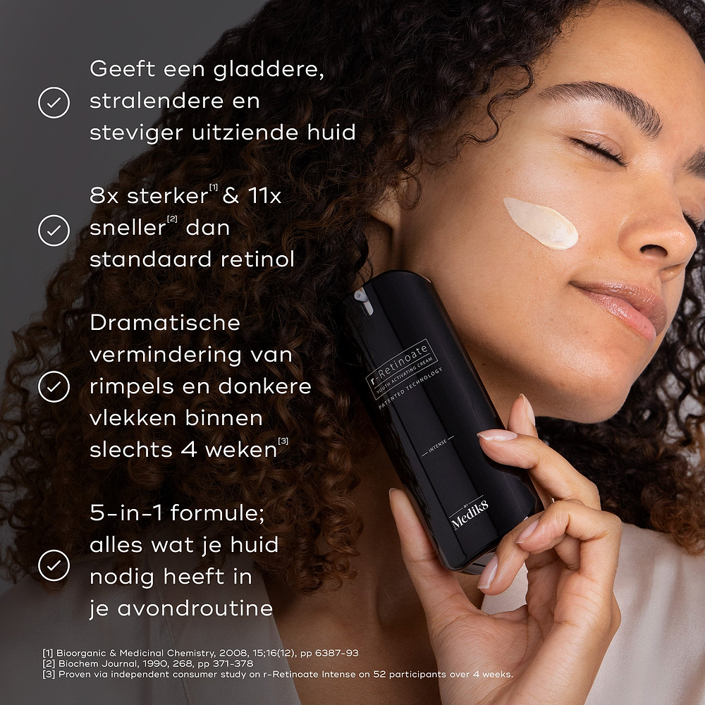 Een persoon met een veeg crème op de wang houdt een flacon Medik8 r-Retinoate Intense vast. De claims vermelden dat het product 8x krachtiger en 11x sneller is dan klassieke retinol, met een drastische vermindering van rimpels en donkere vlekken binnen 4 weken.