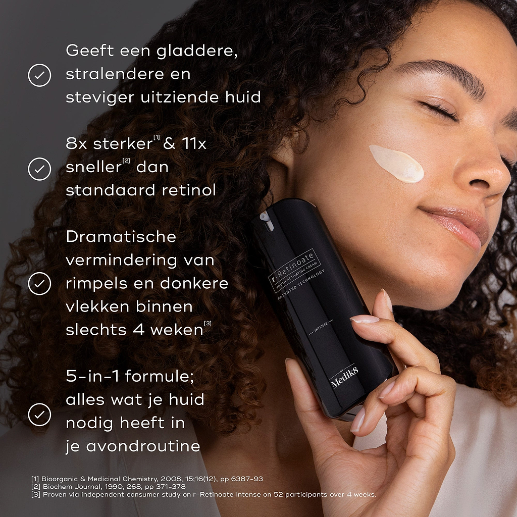 Een persoon met een veeg crème op de wang houdt een flacon Medik8 r-Retinoate Intense vast. De claims vermelden dat het product 8x krachtiger en 11x sneller is dan klassieke retinol, met een drastische vermindering van rimpels en donkere vlekken binnen 4 weken.