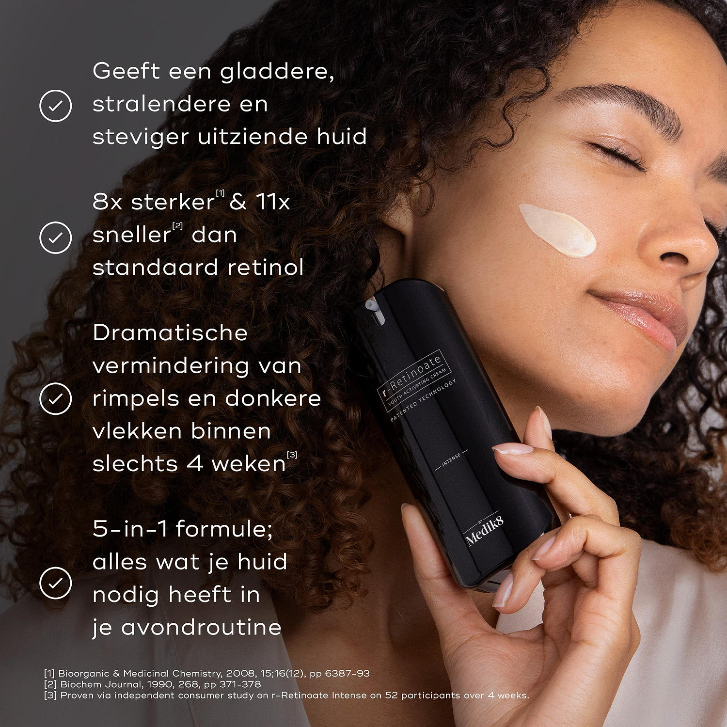Een persoon met een veeg crème op de wang houdt een flacon Medik8 r-Retinoate Intense vast. De claims vermelden dat het product 8x krachtiger en 11x sneller is dan klassieke retinol, met een drastische vermindering van rimpels en donkere vlekken binnen 4 weken.