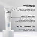 De tube Medik8 Advanced Day Eye Protect staat op een witte sokkel. De tekst benadrukt Advanced UV Filters voor SPF 30-bescherming, Moringa Extract om te beschermen tegen omgevingsstressoren, en cafeïne & hesperidine om donkere kringen en wallen te helpen verminderen.