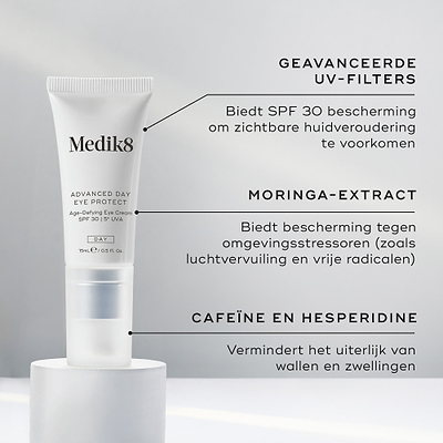 De tube Medik8 Advanced Day Eye Protect staat op een witte sokkel. De tekst benadrukt Advanced UV Filters voor SPF 30-bescherming, Moringa Extract om te beschermen tegen omgevingsstressoren, en cafeïne & hesperidine om donkere kringen en wallen te helpen verminderen.
