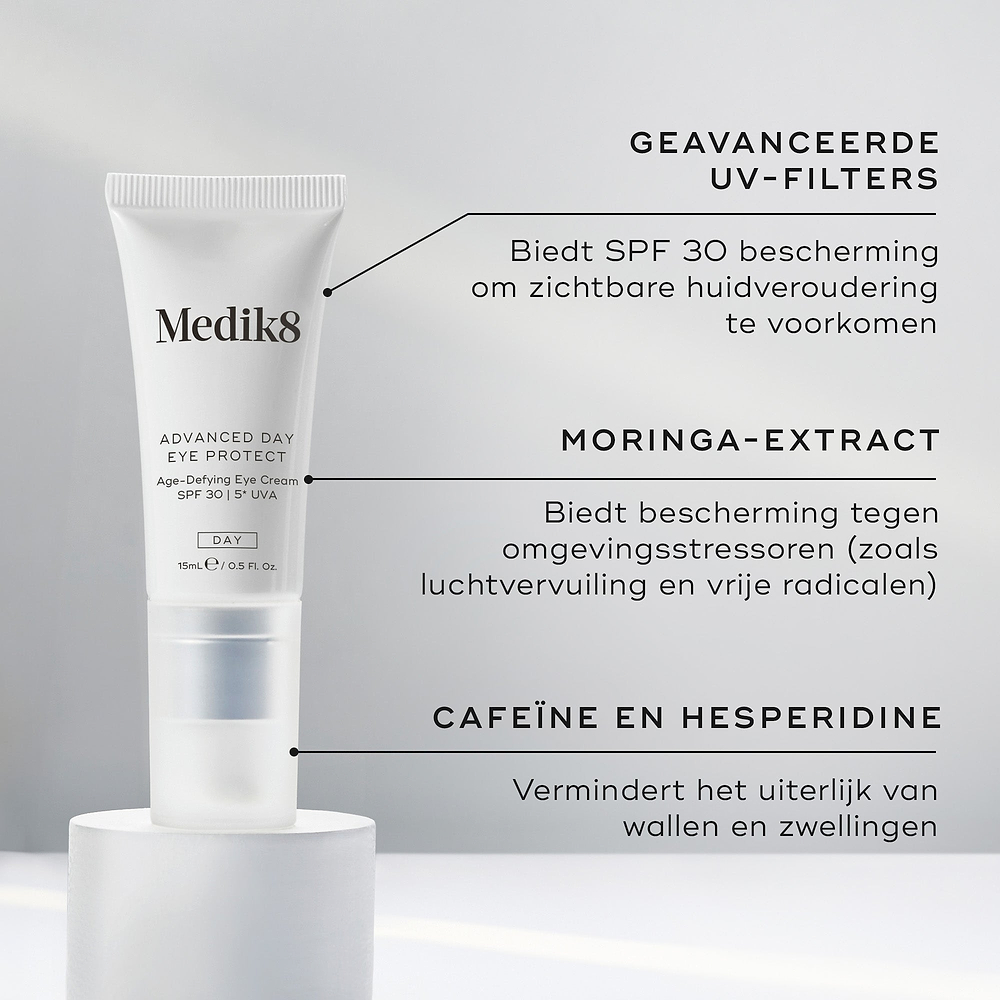 De tube Medik8 Advanced Day Eye Protect staat op een witte sokkel. De tekst benadrukt Advanced UV Filters voor SPF 30-bescherming, Moringa Extract om te beschermen tegen omgevingsstressoren, en cafeïne & hesperidine om donkere kringen en wallen te helpen verminderen.