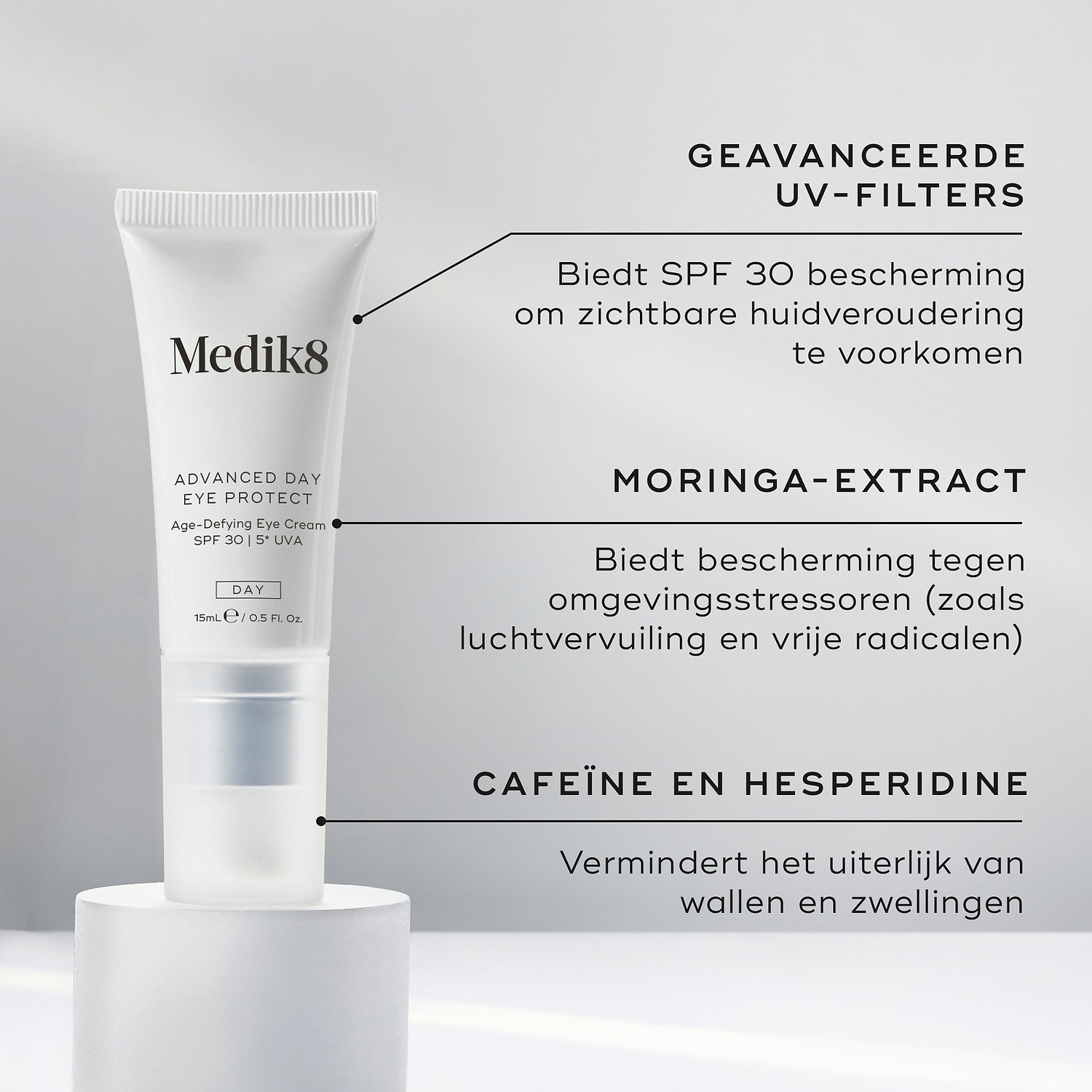 De tube Medik8 Advanced Day Eye Protect staat op een witte sokkel. De tekst benadrukt Advanced UV Filters voor SPF 30-bescherming, Moringa Extract om te beschermen tegen omgevingsstressoren, en cafeïne & hesperidine om donkere kringen en wallen te helpen verminderen.