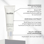 Medik8 Advanced Day Total Protect staat centraal afgebeeld. Tekstuele call-outs wijzen op de belangrijkste ingrediënten: ADVANCED UV FILTERS (SPF 30-bescherming), MORINGA EXTRACT (beschermt tegen schadelijke invloeden van buitenaf) en MULTI-WEIGHT HYALURONIC ACID (hydrateert de huid intensief).
