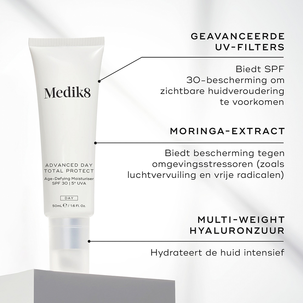 Medik8 Advanced Day Total Protect staat centraal afgebeeld. Tekstuele call-outs wijzen op de belangrijkste ingrediënten: ADVANCED UV FILTERS (SPF 30-bescherming), MORINGA EXTRACT (beschermt tegen schadelijke invloeden van buitenaf) en MULTI-WEIGHT HYALURONIC ACID (hydrateert de huid intensief).