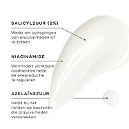 Een swatch van Medik8 Blemish SOS wordt getoond op een witte ondergrond, met een kleine druppel ernaast. Tekstuele call-outs benadrukken de belangrijkste ingrediënten: salicylzuur (2%) dat helpt bij het afbreken van ophopingen die puistjes veroorzaken, niacinamide dat zichtbare roodheid vermindert en de talgproductie helpt reguleren, en azelaïnezuur dat zich richt op bacteriën die puistjes kunnen veroorzaken.