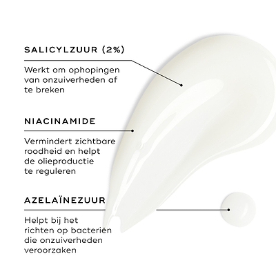 Een swatch van Medik8 Blemish SOS wordt getoond op een witte ondergrond, met een kleine druppel ernaast. Tekstuele call-outs benadrukken de belangrijkste ingrediënten: salicylzuur (2%) dat helpt bij het afbreken van ophopingen die puistjes veroorzaken, niacinamide dat zichtbare roodheid vermindert en de talgproductie helpt reguleren, en azelaïnezuur dat zich richt op bacteriën die puistjes kunnen veroorzaken.
