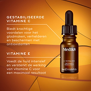 Een flacon Medik8 C-Tetra Eye serum tegen een warme oranje achtergrond. De tekst belicht de belangrijkste ingrediënten: Gestabiliseerde Vitamine C voor het gladstrijken en verhelderen van de huid en voor antioxiderende voordelen, en Vitamine E om de huid te voeden en de kracht van de Vitamine C te versterken.