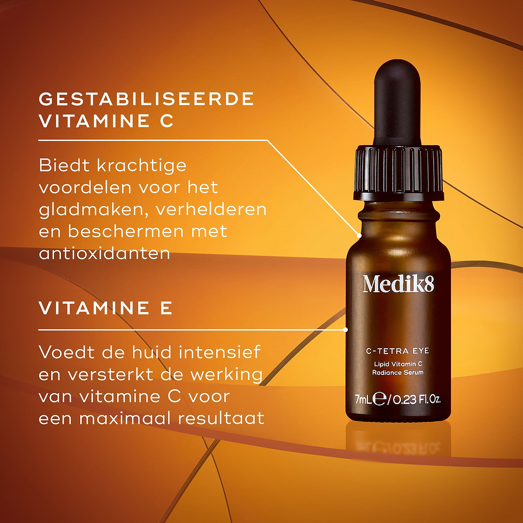 Een flacon Medik8 C-Tetra Eye serum tegen een warme oranje achtergrond. De tekst belicht de belangrijkste ingrediënten: Gestabiliseerde Vitamine C voor het gladstrijken en verhelderen van de huid en voor antioxiderende voordelen, en Vitamine E om de huid te voeden en de kracht van de Vitamine C te versterken.