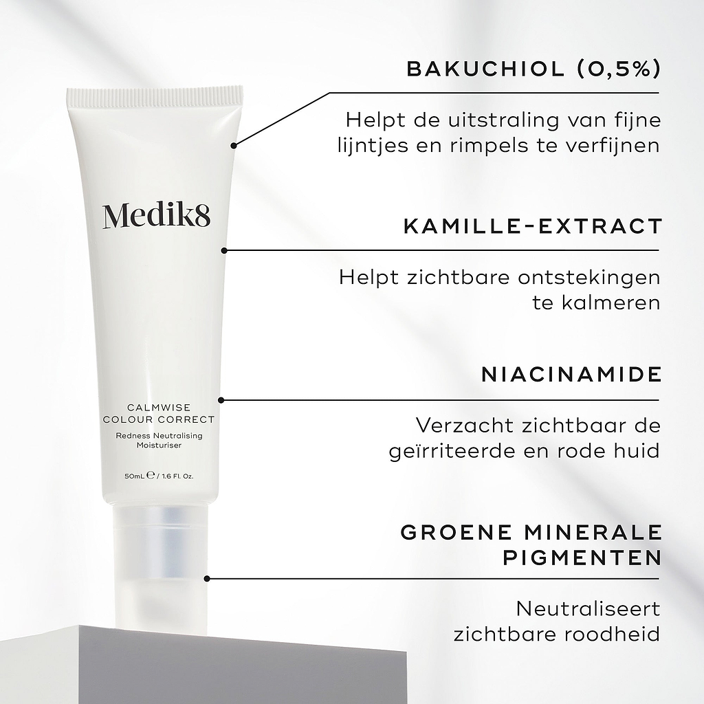 Een tube Calmwise Colour Correct staat centraal afgebeeld. Tekstballonnen lichten de belangrijkste ingrediënten toe: BAKUCHIOL (0,5%), KAMILLE-EXTRACT, NIACINAMIDE en GROENE MINERALE PIGMENTEN.
