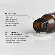 Een close-up van een geopend bruin glazen flesje Medik8 Calmwise Serum dat op zijn kant ligt, waarbij de vloeistof op een licht oppervlak loopt. De tekst benadrukt de belangrijkste ingrediënten: Teprenone (helpt de beschermende barrière van de huid te versterken tegen gevoeligheid) en Biologisch Salie-extract (helpt de huid te kalmeren en te beschermen tegen externe irriterende factoren).