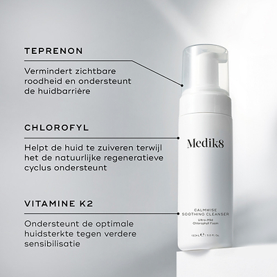 Een flacon Medik8 Calmwise Soothing Cleanser gepresenteerd op een wit blok. Lijnen verbinden de flacon met tekst die de belangrijkste ingrediënten uitlegt: Teprenone om roodheid te verzachten, Chlorofyl om de huid te zuiveren, en Vitamine K2 om de kracht van de huid te ondersteunen.