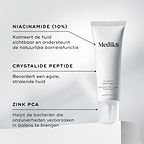 Een tube Medik8 Clarity Peptides staat op een wit blok naast details over de ingrediënten. De tekst belicht Niacinamide (10%) om de huid te kalmeren, Crystalide Peptide voor een heldere uitstraling, en Zink PCA om de bacteriën op de huid in balans te brengen.