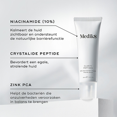 Een tube Medik8 Clarity Peptides staat op een wit blok naast details over de ingrediënten. De tekst belicht Niacinamide (10%) om de huid te kalmeren, Crystalide Peptide voor een heldere uitstraling, en Zink PCA om de bacteriën op de huid in balans te brengen.