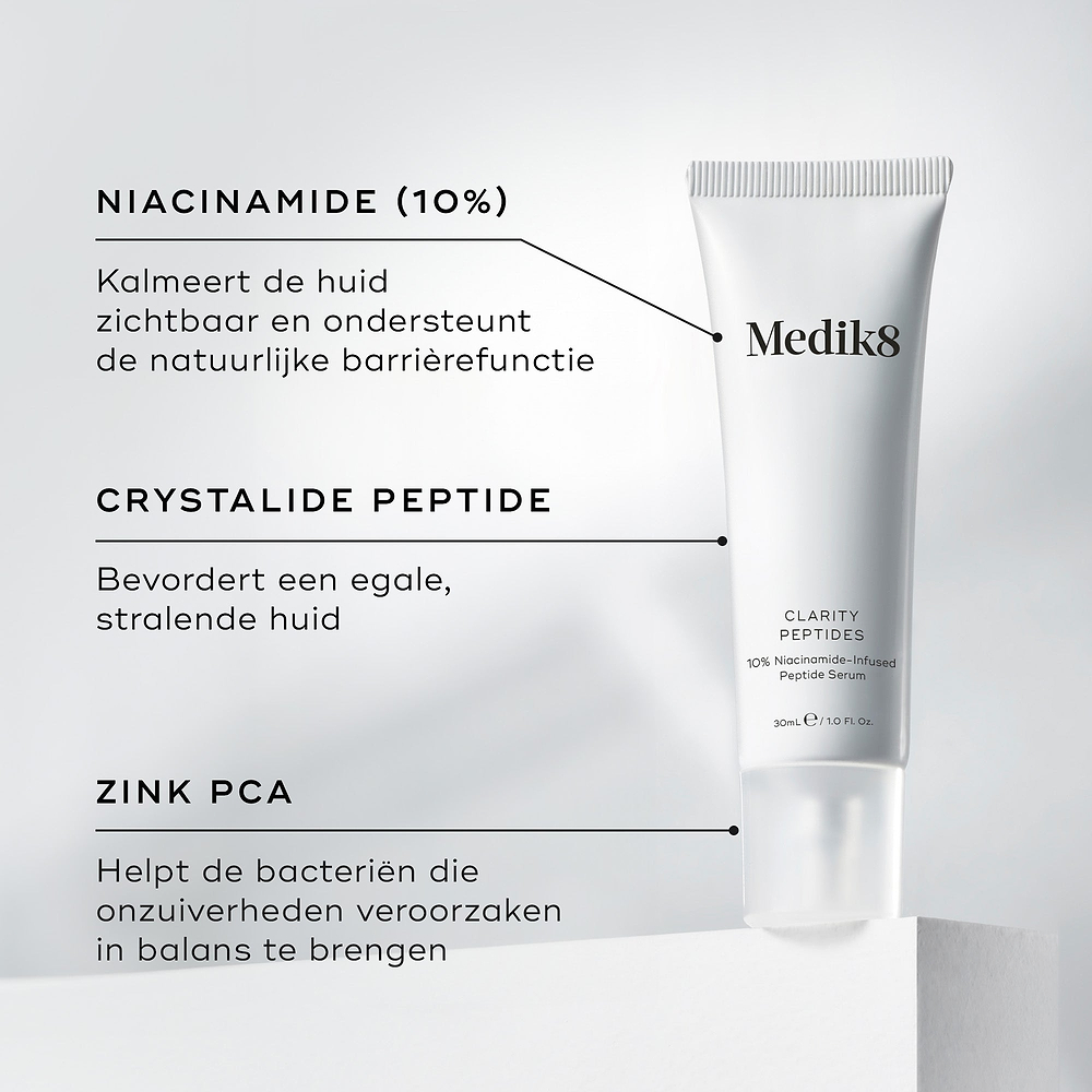 Een tube Medik8 Clarity Peptides staat op een wit blok naast details over de ingrediënten. De tekst belicht Niacinamide (10%) om de huid te kalmeren, Crystalide Peptide voor een heldere uitstraling, en Zink PCA om de bacteriën op de huid in balans te brengen.