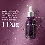 Een glazen pipetflacon van Medik8 Hydr8 B5 Intense gecentreerd tegen een glinsterende paarse achtergrond met doorschijnende waterdruppels. Dikgedrukte tekst vermeldt dat het product klinisch bewezen de huid zichtbaar voller maakt in slechts 1 dag.