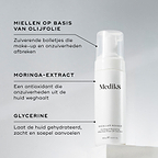 Een fles Medik8 Micellar Mousse op een wit blok. Verbindingslijnen linken de fles aan tekst over de ingrediënten: micellen met olijfolie om make-up af te breken, moringa-extract om onzuiverheden te verwijderen en glycerine voor hydratatie.