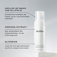 Een fles Medik8 Micellar Mousse op een wit blok. Verbindingslijnen linken de fles aan tekst over de ingrediënten: micellen met olijfolie om make-up af te breken, moringa-extract om onzuiverheden te verwijderen en glycerine voor hydratatie.