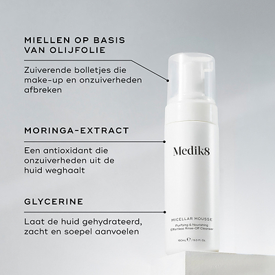 Een fles Medik8 Micellar Mousse op een wit blok. Verbindingslijnen linken de fles aan tekst over de ingrediënten: micellen met olijfolie om make-up af te breken, moringa-extract om onzuiverheden te verwijderen en glycerine voor hydratatie.