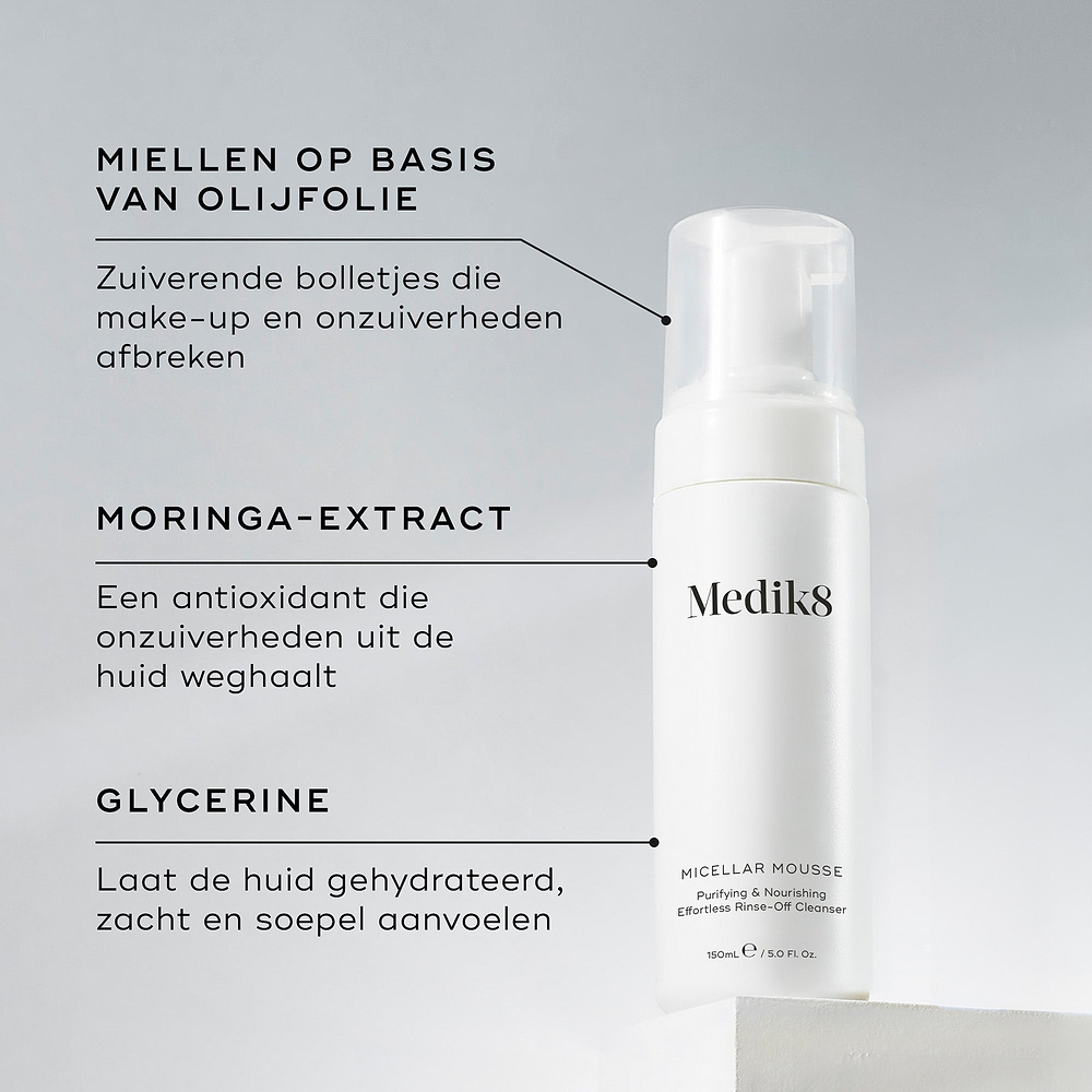 Een fles Medik8 Micellar Mousse op een wit blok. Verbindingslijnen linken de fles aan tekst over de ingrediënten: micellen met olijfolie om make-up af te breken, moringa-extract om onzuiverheden te verwijderen en glycerine voor hydratatie.