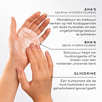 Close-up van handen die een licht schuim laten schuimen, waarbij de belangrijkste ingrediënten van Medik8 Surface Radiance Cleanse worden belicht. De tekst beschrijft AHA's (amandelzuur en melkzuur) voor exfoliatie van het oppervlak, BHA's (salicylzuur) om verstoppingen aan te pakken, en glycerine om te bevochtigen en te hydrateren.