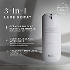Een grote witte cilindrische airless pompflacon van Medik8 r-Retinoate® Day & Night staat verticaal tegen een lichtgrijze minimalistische achtergrond met subtiele schaduwen. Tekstoverlays aan de linkerkant benadrukken de belangrijkste kenmerken als een "3-In-1 LUXE SERUM":

GEKAPSELD RETINYL RETINOAAT: 8x krachtiger dan retinol*.

GESTABILISEERDE VITAMINE C: Voor zichtbare verheldering en antioxidantkracht.

HYALURONZUUR: Hydrateert en maakt de huid zichtbaar voller.

Een ronde badge rechtsboven geeft aan: 