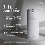 Een grote witte cilindrische airless pompflacon van Medik8 r-Retinoate® Day & Night staat verticaal tegen een lichtgrijze minimalistische achtergrond met subtiele schaduwen. Tekstoverlays aan de linkerkant benadrukken de belangrijkste kenmerken als een "3-In-1 LUXE SERUM":

GEKAPSELD RETINYL RETINOAAT: 8x krachtiger dan retinol*.

GESTABILISEERDE VITAMINE C: Voor zichtbare verheldering en antioxidantkracht.

HYALURONZUUR: Hydrateert en maakt de huid zichtbaar voller.

Een ronde badge rechtsboven geeft aan: 