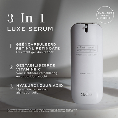 Een grote witte cilindrische airless pompflacon van Medik8 r-Retinoate® Day & Night staat verticaal tegen een lichtgrijze minimalistische achtergrond met subtiele schaduwen. Tekstoverlays aan de linkerkant benadrukken de belangrijkste kenmerken als een "3-In-1 LUXE SERUM":

GEKAPSELD RETINYL RETINOAAT: 8x krachtiger dan retinol*.

GESTABILISEERDE VITAMINE C: Voor zichtbare verheldering en antioxidantkracht.

HYALURONZUUR: Hydrateert en maakt de huid zichtbaar voller.

Een ronde badge rechtsboven geeft aan: 