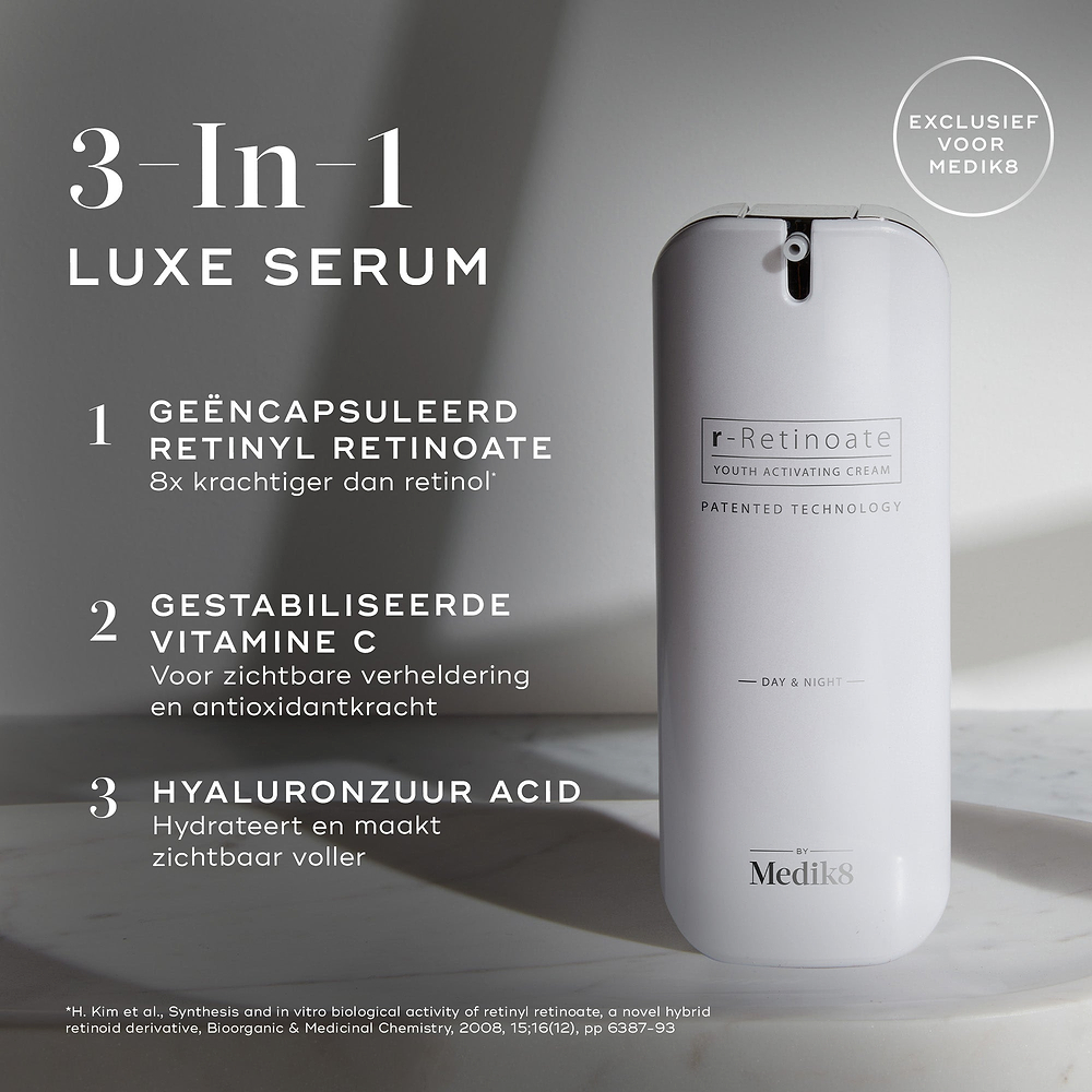 Een grote witte cilindrische airless pompflacon van Medik8 r-Retinoate® Day & Night staat verticaal tegen een lichtgrijze minimalistische achtergrond met subtiele schaduwen. Tekstoverlays aan de linkerkant benadrukken de belangrijkste kenmerken als een "3-In-1 LUXE SERUM":

GEKAPSELD RETINYL RETINOAAT: 8x krachtiger dan retinol*.

GESTABILISEERDE VITAMINE C: Voor zichtbare verheldering en antioxidantkracht.

HYALURONZUUR: Hydrateert en maakt de huid zichtbaar voller.

Een ronde badge rechtsboven geeft aan: 