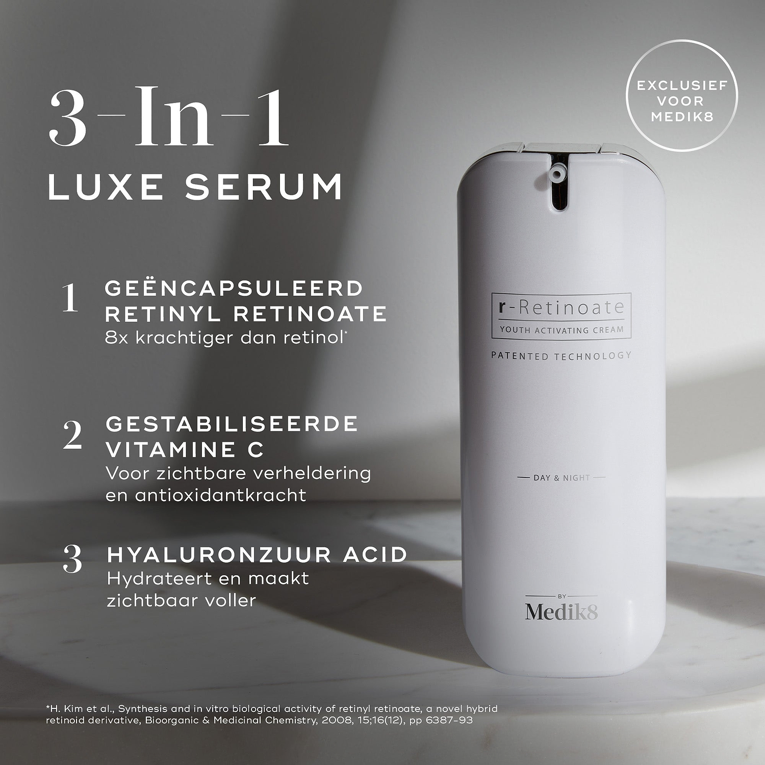 Een grote witte cilindrische airless pompflacon van Medik8 r-Retinoate® Day & Night staat verticaal tegen een lichtgrijze minimalistische achtergrond met subtiele schaduwen. Tekstoverlays aan de linkerkant benadrukken de belangrijkste kenmerken als een "3-In-1 LUXE SERUM":

GEKAPSELD RETINYL RETINOAAT: 8x krachtiger dan retinol*.

GESTABILISEERDE VITAMINE C: Voor zichtbare verheldering en antioxidantkracht.

HYALURONZUUR: Hydrateert en maakt de huid zichtbaar voller.

Een ronde badge rechtsboven geeft aan: 