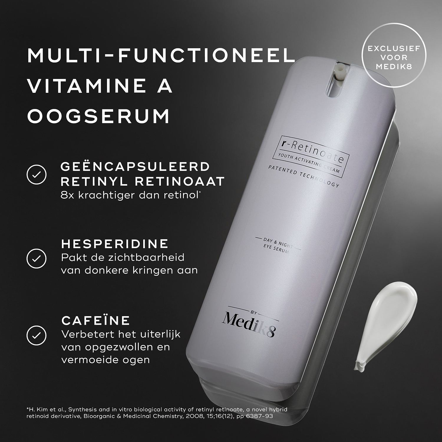 Een witte pompflacon van r-Retinoate Day & Night Eye Serum met tekstballonnen die de belangrijkste ingrediënten benadrukken: GEKAPSELD RETINYL RETINOAAT, HESPERIDINE en CAFEÏNE. Een voetnoot onderaan bevat de bronvermelding voor de retinol-claim.