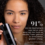 Een persoon houdt een flacon Medik8 r-Retinoate Intense vast. De tekst vermeldt dat 91% van de deelnemers vond dat hun huid er na slechts één gebruik onmiddellijk gladder uitzag.