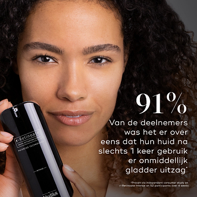 Een persoon houdt een flacon Medik8 r-Retinoate Intense vast. De tekst vermeldt dat 91% van de deelnemers vond dat hun huid er na slechts één gebruik onmiddellijk gladder uitzag.