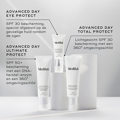 De Advanced Day-beschermingsproducten van Medik8 worden getoond met hun beschrijvingen. Advanced Day Eye Protect (SPF 30) wordt uitgelicht voor de huid rond de ogen, Advanced Day Ultimate Protect (SPF 50+) bevat DNA-herstel en een beschermend schild tegen omgevingsinvloeden, en Advanced Day Total Protect (lichte SPF 30) biedt 360° bescherming tegen omgevingsstressoren.