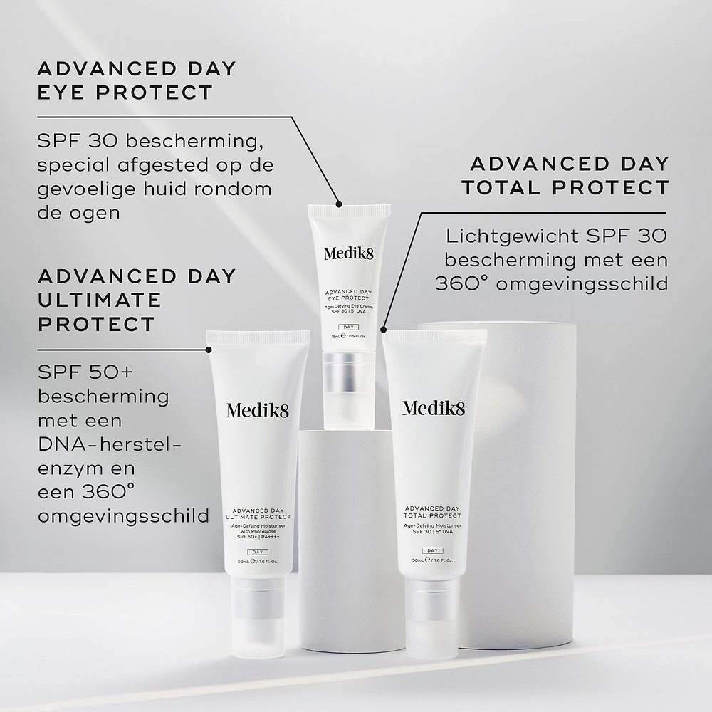 De Advanced Day-beschermingsproducten van Medik8 worden getoond met hun beschrijvingen. Advanced Day Eye Protect (SPF 30) wordt uitgelicht voor de huid rond de ogen, Advanced Day Ultimate Protect (SPF 50+) biedt DNA-herstel en bescherming tegen schadelijke invloeden van buitenaf, en Advanced Day Total Protect (lichte SPF 30) zorgt voor 360° bescherming tegen omgevingsstress.