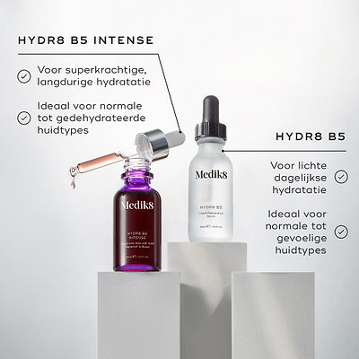 De flessen Medik8 Hydr8 B5 Intense en Hydr8 B5 serum staan op witte sokkels tegen een strakke, heldere achtergrond.

De tekst vermeldt de voordelen van Hydr8 B5 Intense als supercharged, langdurige hydratatie en dat het ideaal is voor normale tot gedehydrateerde huidtypes.

Voor Hydr8 B5 wordt aangegeven dat het zorgt voor lichte dagelijkse hydratatie en geschikt is voor normale tot gevoelige huidtypes.