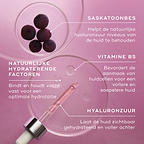 Close-up van de belangrijkste ingrediënten van Medik8 Hydr8 B5 Intense, gepresenteerd tegen een paarse achtergrond met petrischaaltjes en een pipet. De tekst identificeert Saskatoon-bes om het natuurlijke hyaluronzuurgehalte te behouden, Vitamine B5 ter ondersteuning van huidcelregeneratie, Natural Moisturising Factors (NMFs) om vocht te binden en vast te houden, en Hyaluronzuur met meerdere gewichten voor een zichtbaar gehydrateerde en soepele huid.