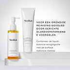 De fles Medik8 Lipid-Balance Cleansing Oil staat naast een tube Surface Radiance Cleanse. De tekst adviseert om de twee te combineren voor een grondige reiniging, gevolgd door gerichte voordelen voor een stralende huid.
